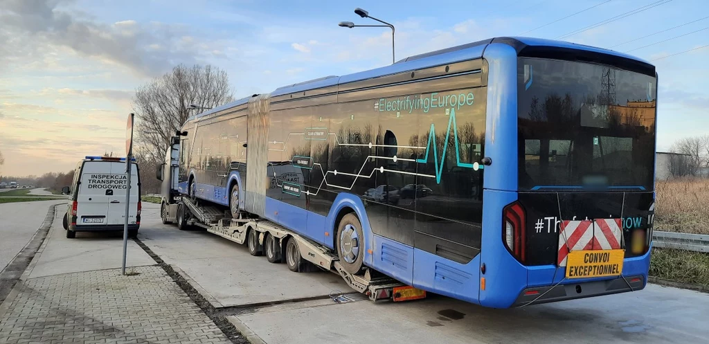 Przykład, jak nie należy przewozić przegubowego autobusu