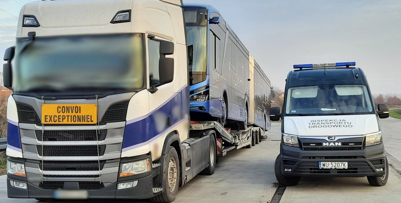 Przykład, jak nie należy przewozić przegubowego autobusu Przykład, jak nie należy przewozić przegubowego autobusu