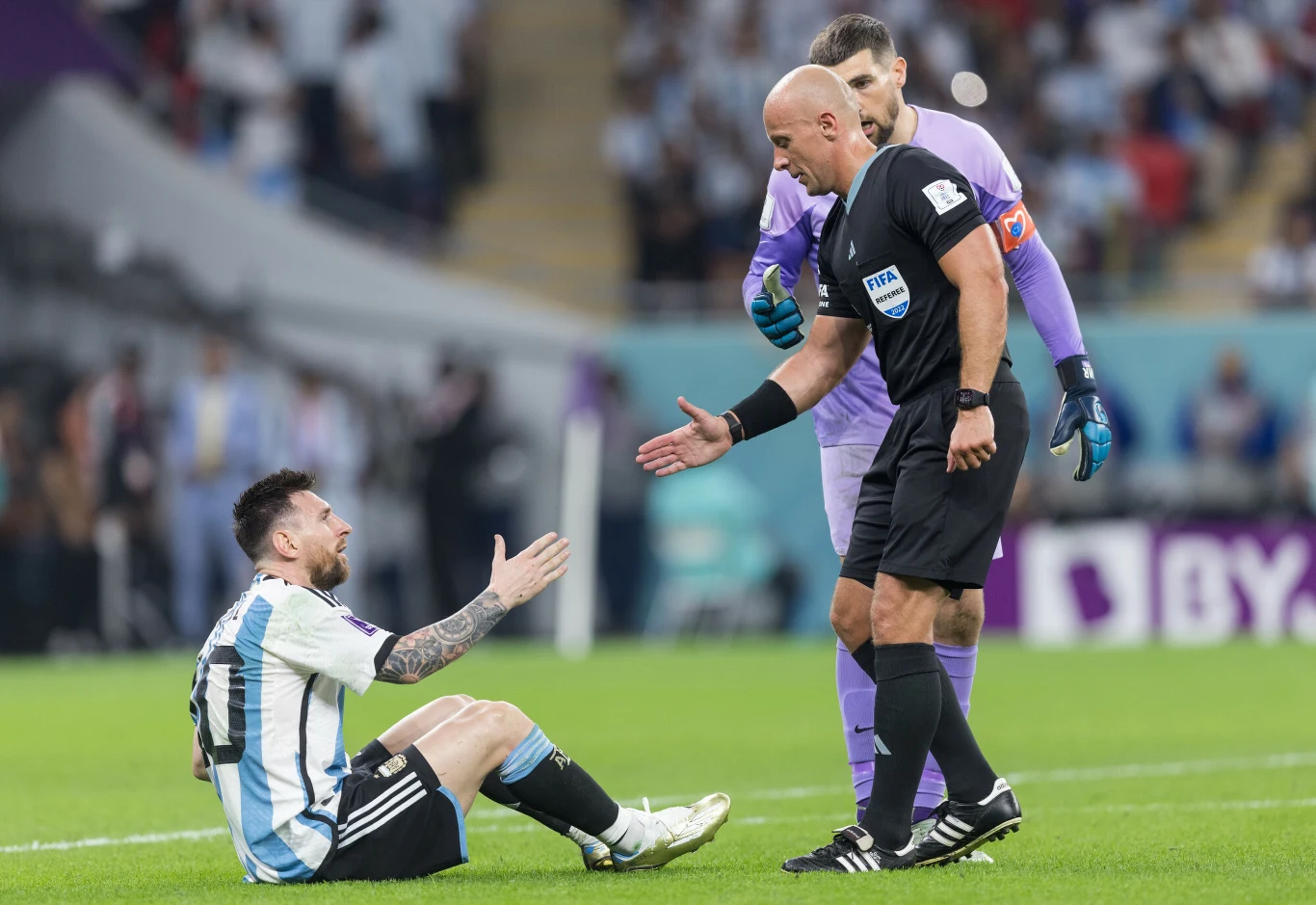 Sędzia Szymon Marciniak w trakcie meczu Argentyna - Australia Sędzia Szymon Marciniak w trakcie meczu Argentyna - Australia