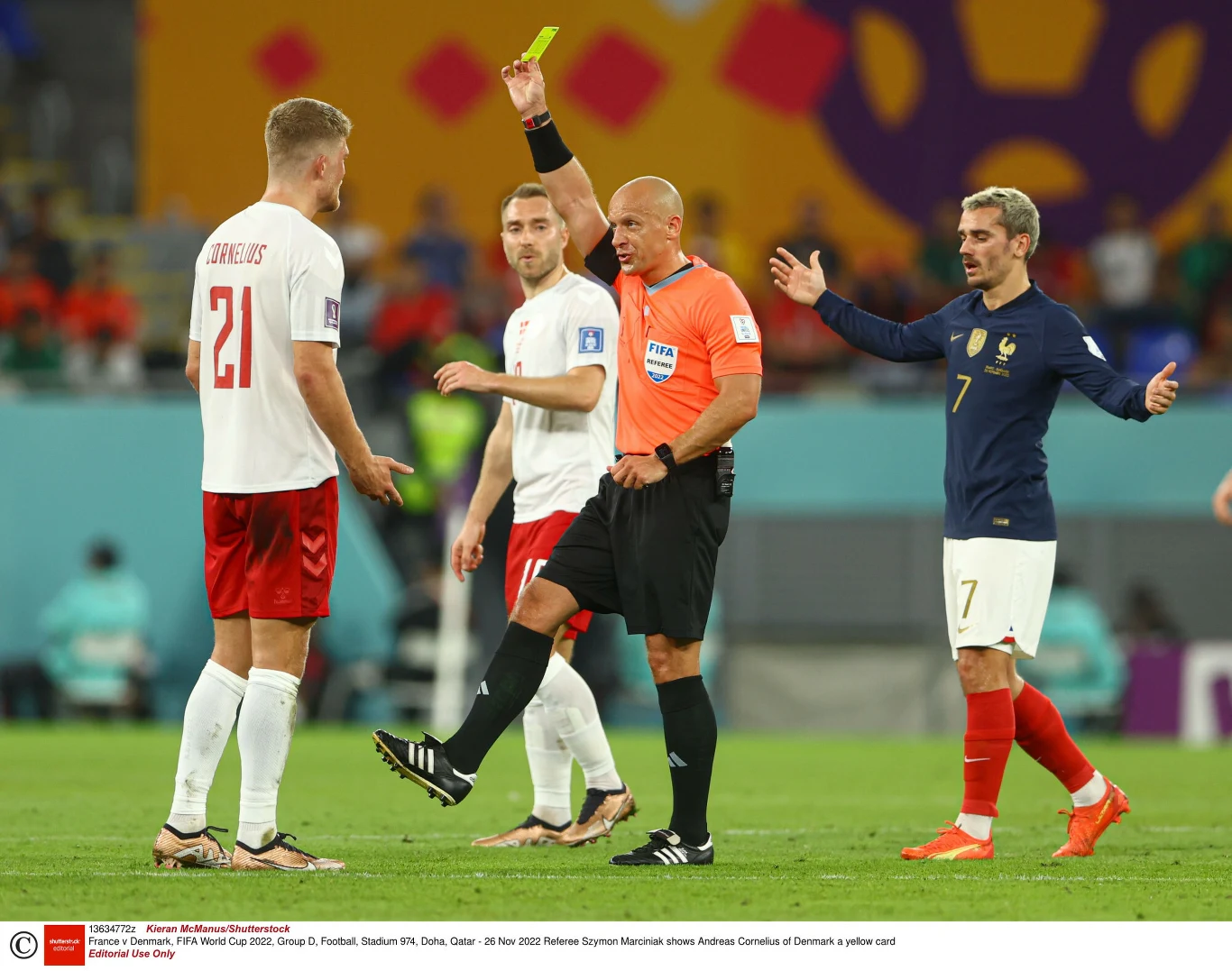 Sędzia Szymon Marciniak podczas meczu Francja - Dania Sędzia Szymon Marciniak podczas meczu Francja - Dania