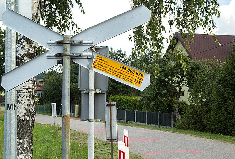 Z tyłu krzyża św. Andrzeja umieszczane są naklejki PLK z indywidualnym numerem konkretnego przejazdu Z tyłu krzyża św. Andrzeja umieszczane są naklejki PLK z indywidualnym numerem konkretnego przejazdu