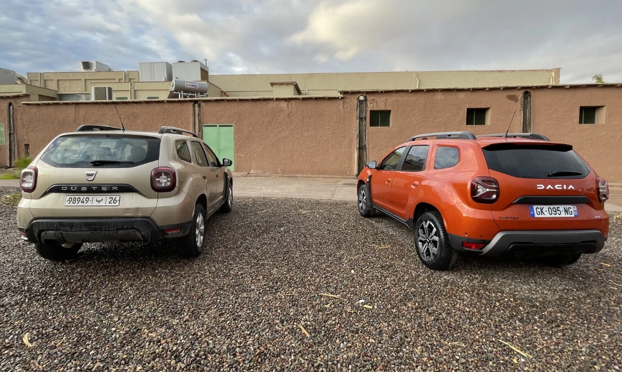 Po lewej Dacia Duster II z początku produkcji, po prawej Duster po modernizacji i z nową identyfikacją wizualną