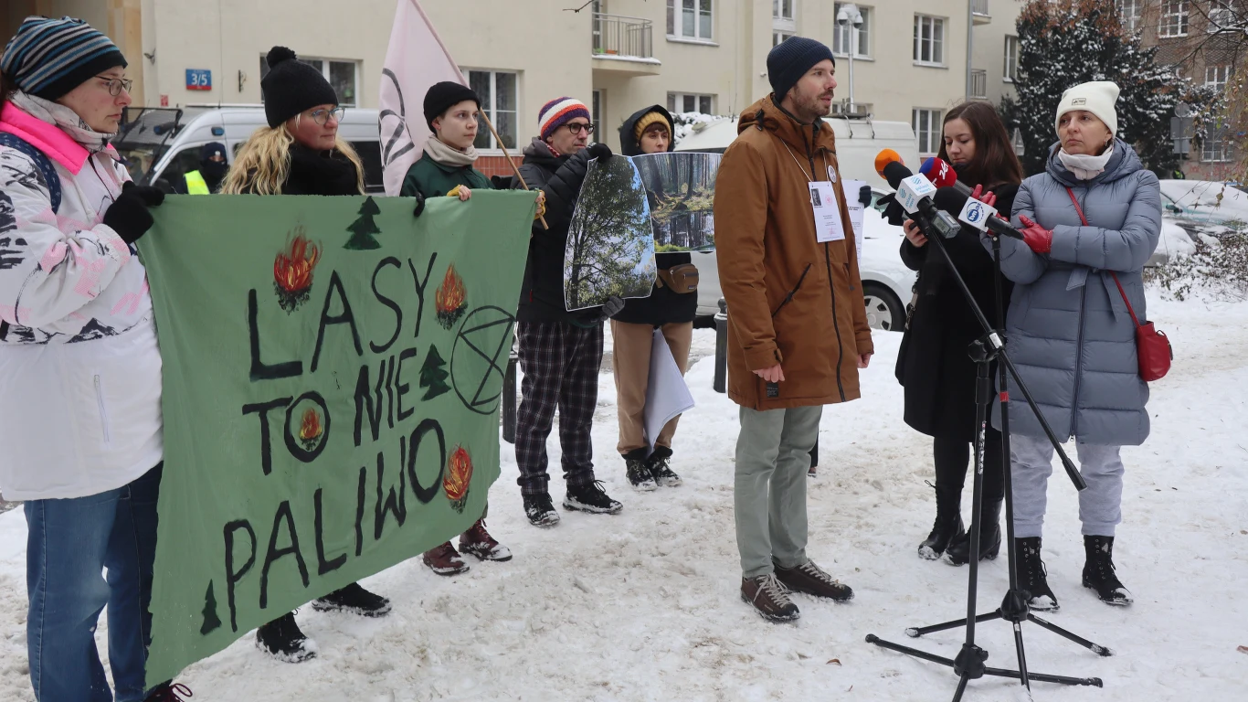 Protestujący przekazali swoje postulaty do Ministerstwa Klimatu i Środowiska. Mimo protestu pod siedzibą resortu, jego przedstawiciele nie chcieli rozmawiać z aktywistami 