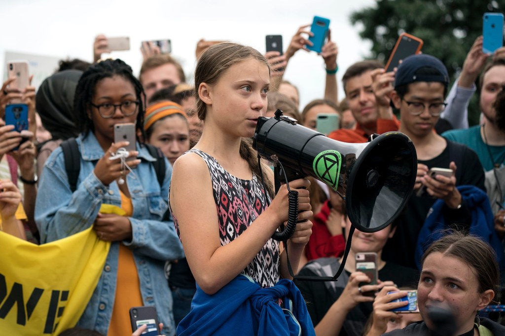 Aktywiści coraz częściej decydują się na pozwy sądowe dotyczące zaniedbań rządów związanych z polityką klimatyczną