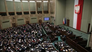 Sejm opowiedział się przeciwko uchwale Senatu o odrzuceniu w całości ustawy o podatku od niektórych instytucji finansowych oraz niektórych innych ustaw, pozwalającą wyłączyć w tym roku część wydatków państwa z reguły wydatkowej