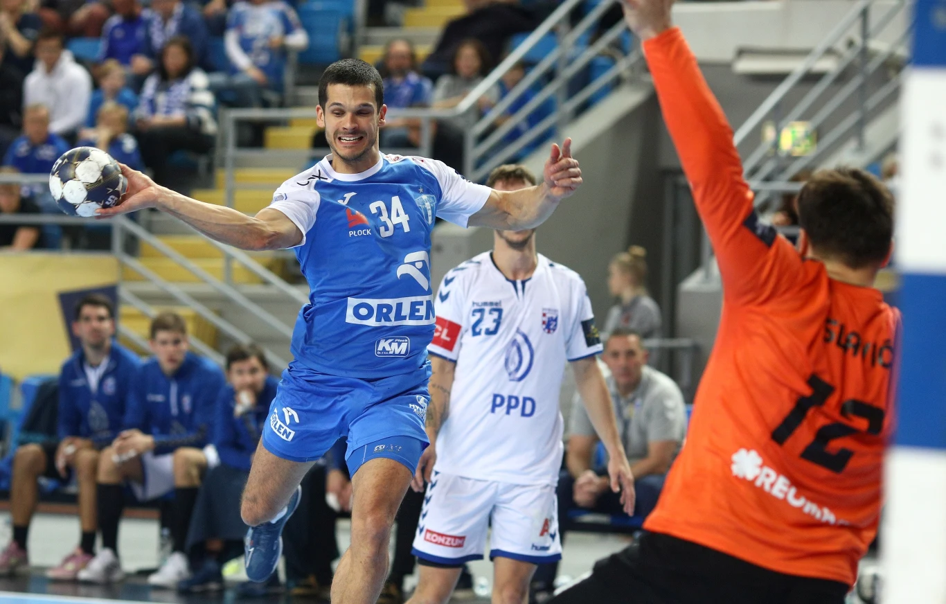 Bramkarz Dino Slavić w końcówce meczu zanotował kilka efektownych parad. Tu próbuje go pokonać Lovro Mihić