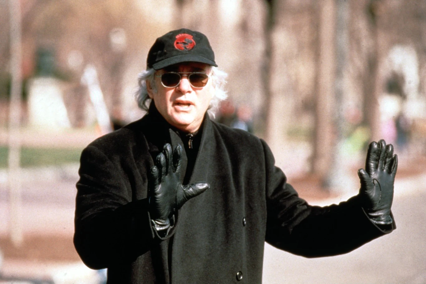 Reżyser Barry Levinson na planie "Faktów i aktów"