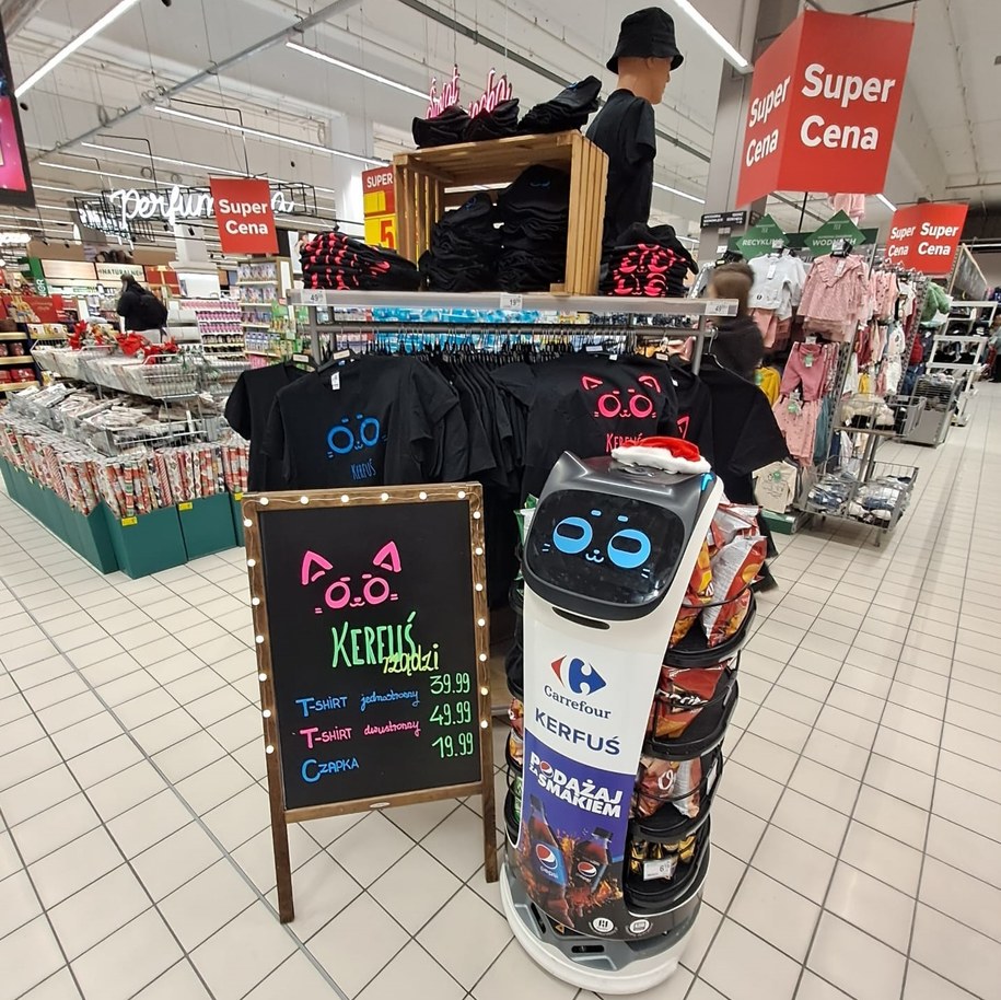 Robot Kerfuś promuje swoja odzież w sklepach Carrefour 