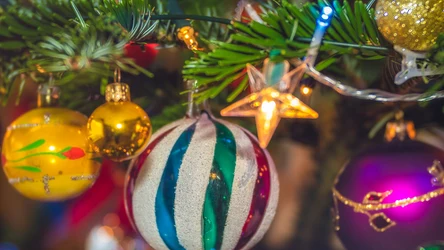 Które ozdoby choinkowe lepiej wyrzucić? Bombki brokatowe to nie najlepszy wybór. 