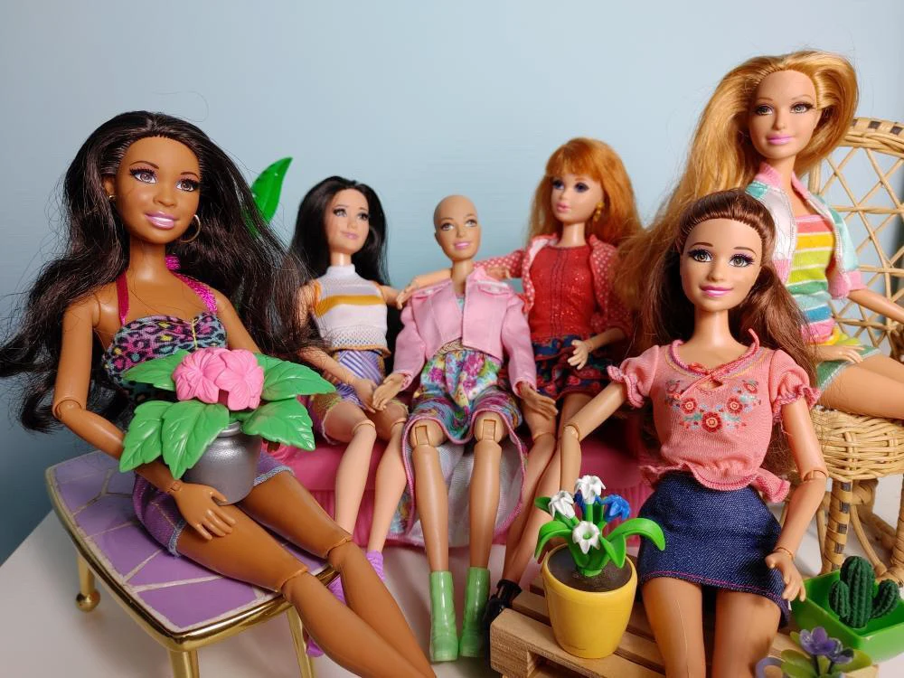 Barbie chorująca na nowotwór w towarzystwie koleżanek Barbie chorująca na nowotwór w towarzystwie koleżanek