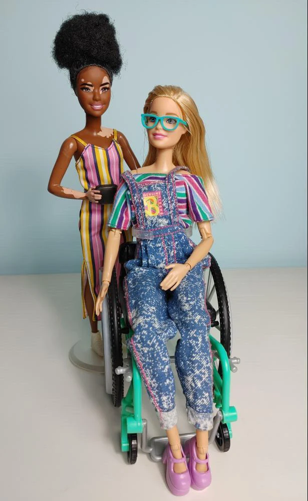 Barbie z bielactwem w towarzystwie Barbie na wózku Barbie z bielactwem w towarzystwie Barbie na wózku