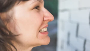 Oszczerbione i żółte zęby to także objaw starzenia się organizmu. Zadbaj o zęby, a odmłodniejesz 