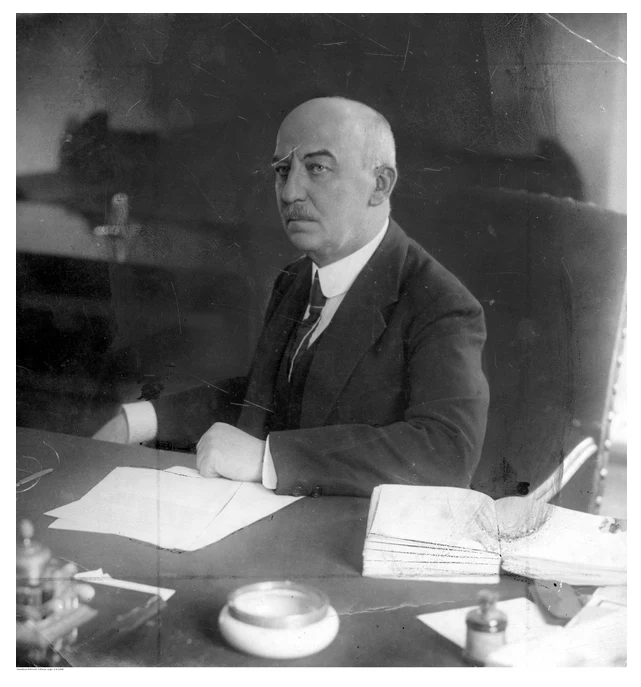 Gabriel Narutowicz portret przy biurku 