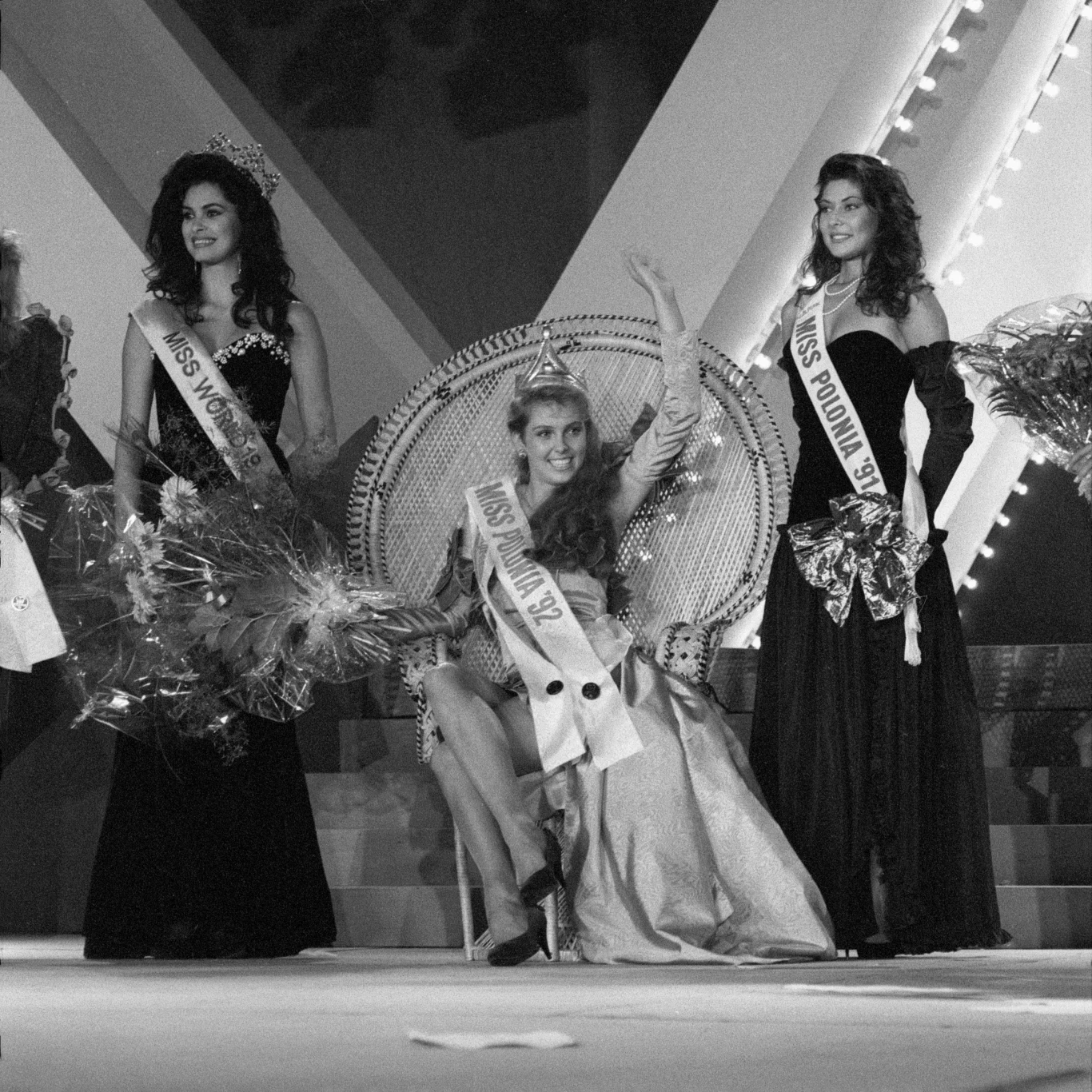 Wybory Miss Polonia 92 Od lewej Miss World 1991: Ninibeth Beatriz Leal Jiminez Miss Polonia 1992 Ewa Wachowicz i Miss Polonia 1991 Agnieszka Kotlarska. Wybory Miss Polonia 92 Od lewej Miss World 1991: Ninibeth Beatriz Leal Jiminez Miss Polonia 1992 Ewa Wachowicz i Miss Polonia 1991 Agnieszka Kotlarska.