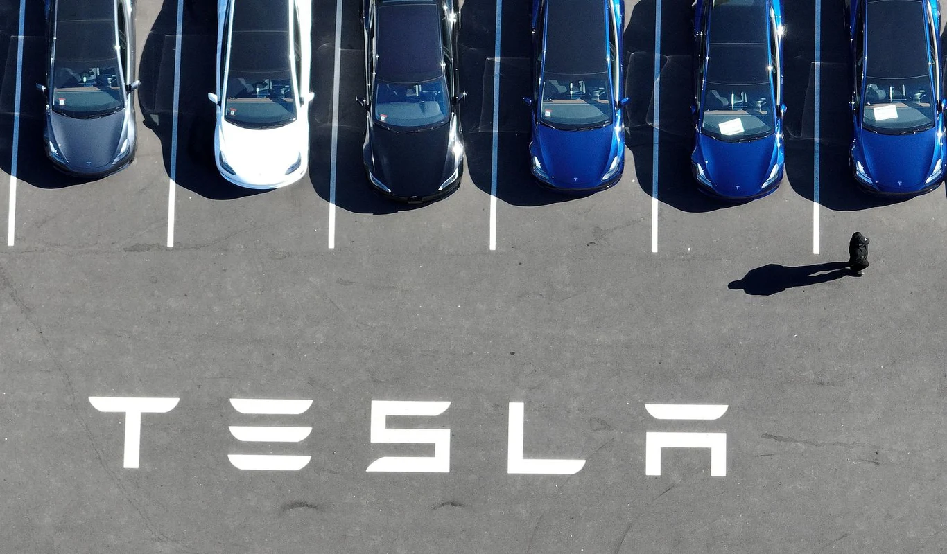 Czy Tesla idzie na boczne tory? 