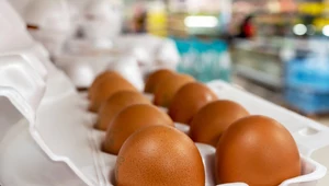 Co sprawdza kasjer, otwierając opakowanie jajek? Odpowiedź jest zaskakująca