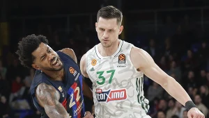 Mateusz Ponitka w meczu z Barceloną