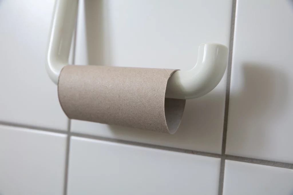 Rolka po papierze toaletowym czy ręczniku papierowym idealnie sprawdzą się podczas odkurzania trudno dostępnych miejsc