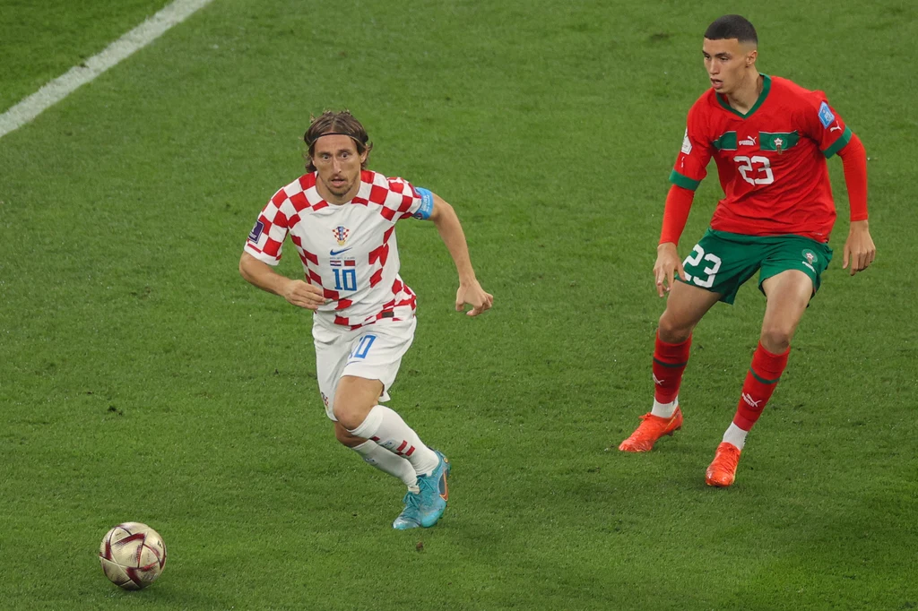 MŚ Katar 2022. Luka Modrić w walce o piłkę z Bilalem El Khannousem podczas potyczki Chorwacja - Maroko