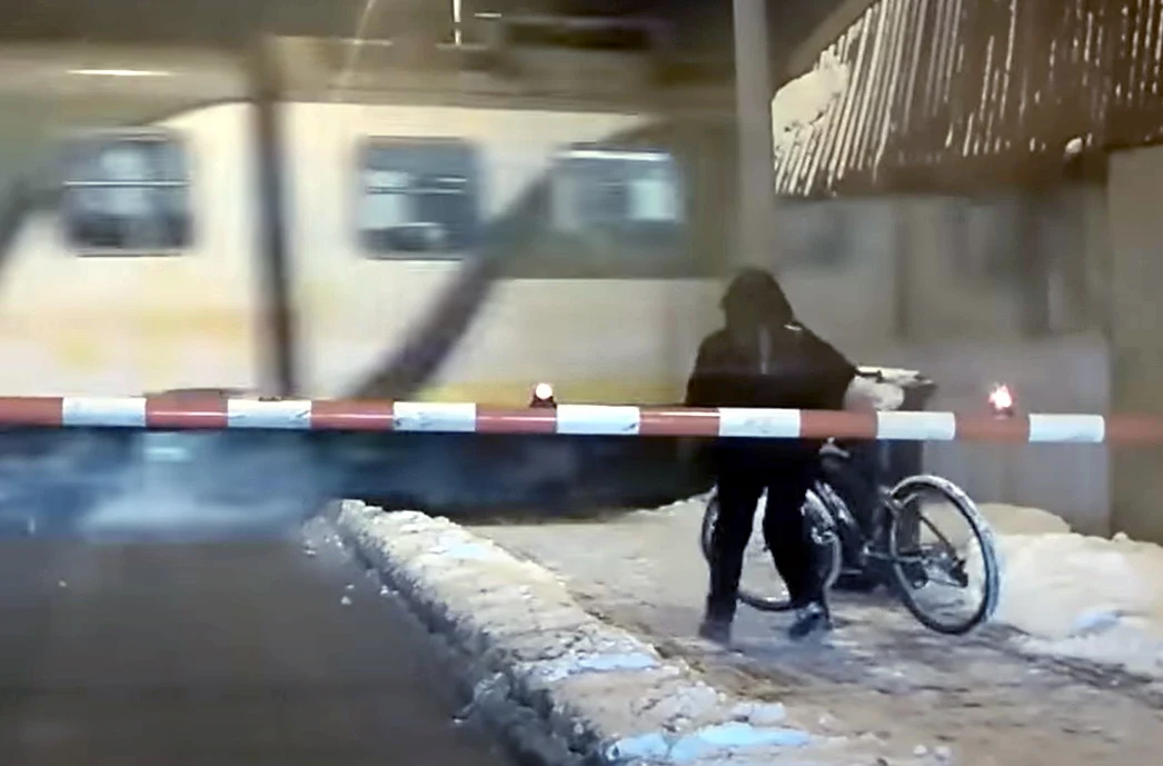 Rowerzyście nieco się śpieszyło... (fot: screen Youtube) Rowerzyście nieco się śpieszyło... (fot: screen Youtube)