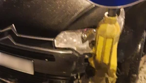 Pijany kierowca jechał ze znakiem drogowym wbitym w reflektor