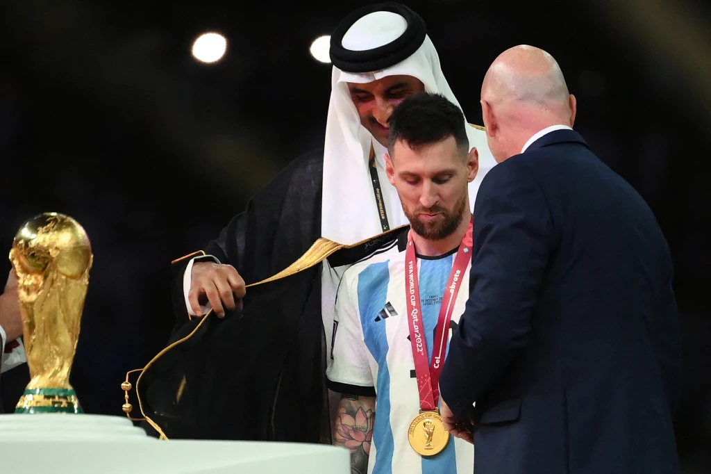 MŚ Katar 2022. Leo Messi w trakcie ceremonii medalowej otrzymał niespodziewany prezent, który wzbudził sporo dyskusji... MŚ Katar 2022. Leo Messi w trakcie ceremonii medalowej otrzymał niespodziewany prezent, który wzbudził sporo dyskusji...