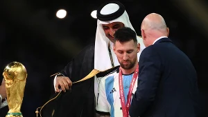 MŚ Katar 2022. Leo Messi w trakcie ceremonii medalowej otrzymał niespodziewany prezent, który wzbudził sporo dyskusji...