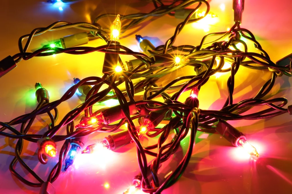 Lampki choinkowe to jeden z głównych elementów bożonarodzeniowych dekoracji