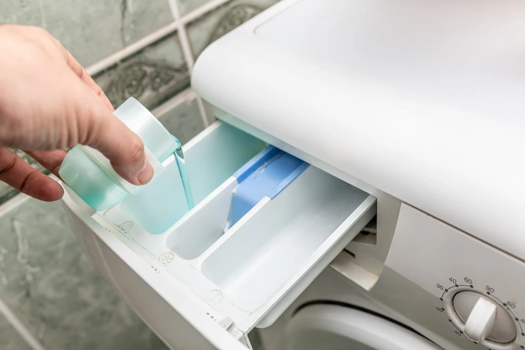 Zbyt duże ilości detergentów zmuszają pralkę do wydłużonej pracy