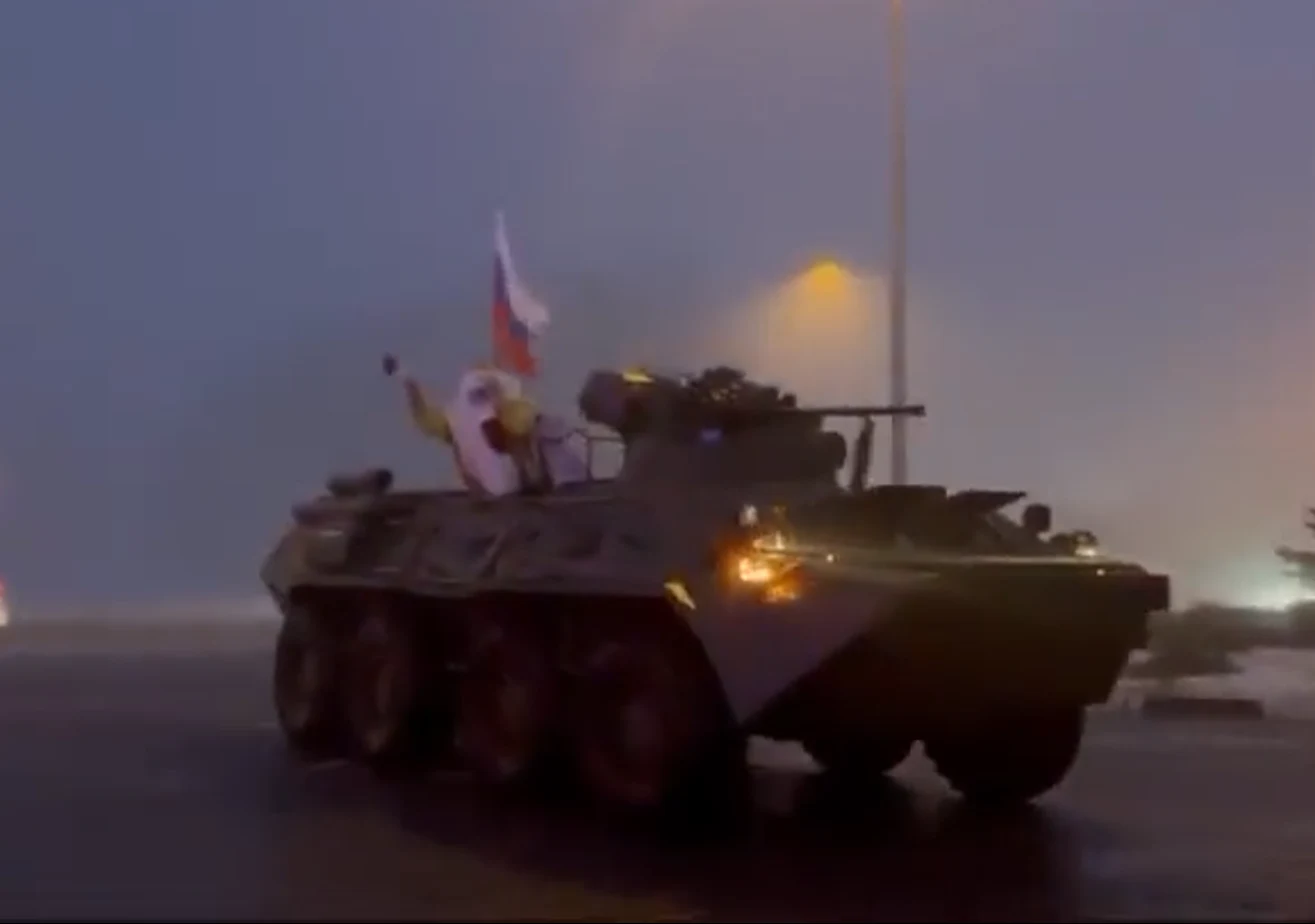 Na pokładzie pojazdu opancerzonego "Dziadek Mróz" pojechał na spotkanie z dziećmi, które zostały ewakuowane z Ukrainy. Na pokładzie pojazdu opancerzonego "Dziadek Mróz" pojechał na spotkanie z dziećmi, które zostały ewakuowane z Ukrainy.