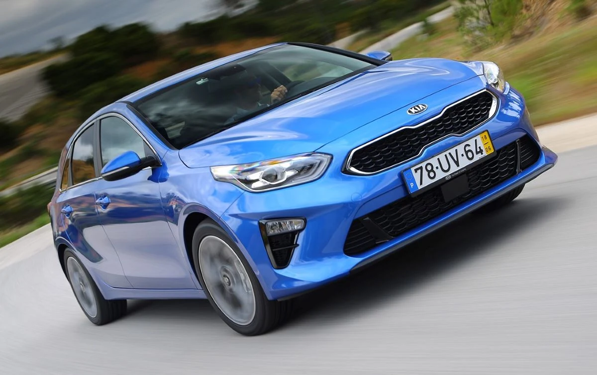 Kia Ceed trzeciej generacji, oznaczana kodem CD i produkowana od 2018 roku, to jeden z najmocniejszych rywali Golfa, zwłaszcza w używanym wydaniu. 17. Kia Ceed (2018-): Ocena niezawodności: 94,8 proc. Właściciele koreańskiego modelu skarżyli się na kłopoty związane z karoserią, silnikiem oraz elektryką niezwiązaną z jednostką napędową.