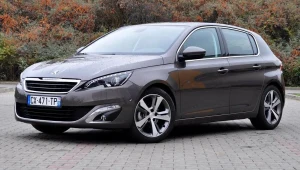 Używany Peugeot 308 drugiej generacji to przestronny kompakt z krótką listą wad