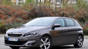 Używany Peugeot 308 drugiej generacji to przestronny kompakt z krótką listą wad