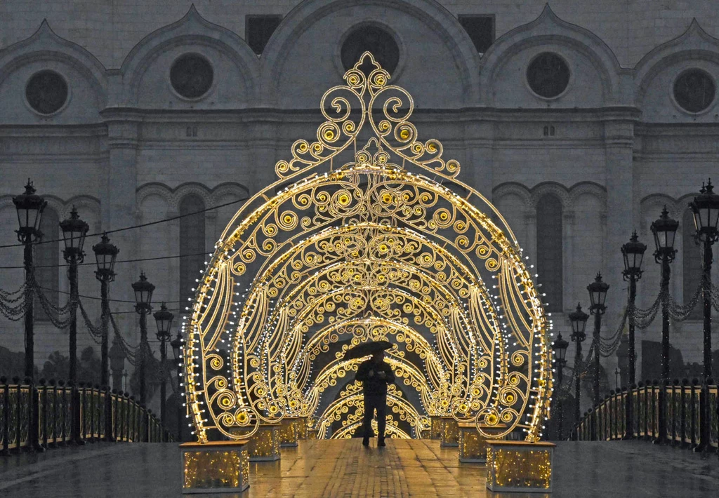 Świąteczna iluminacja w pobliżu katedry Chrystusa Zbawiciela w centrum Moskwy