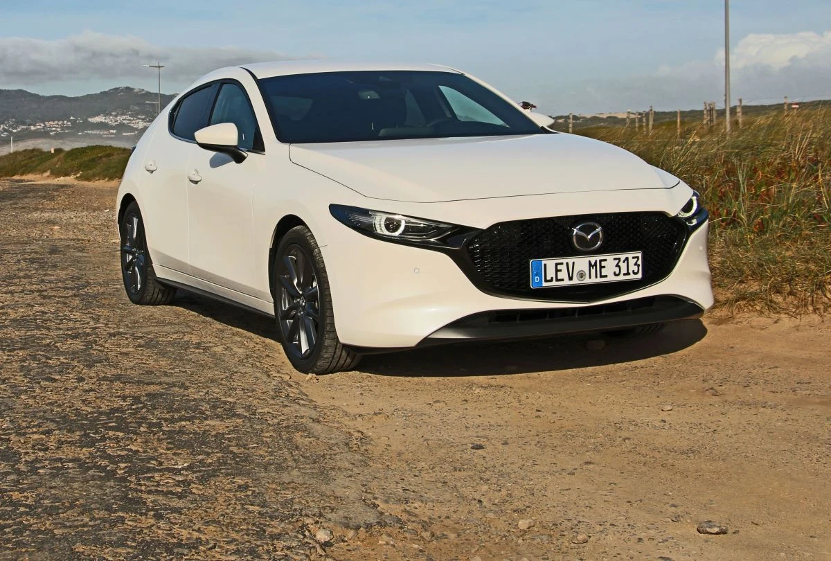 18. Mazda 3 (2019-): Ocena niezawodności: 94,7 proc. Najczęstszymi problemami były akumulator i karoseria.