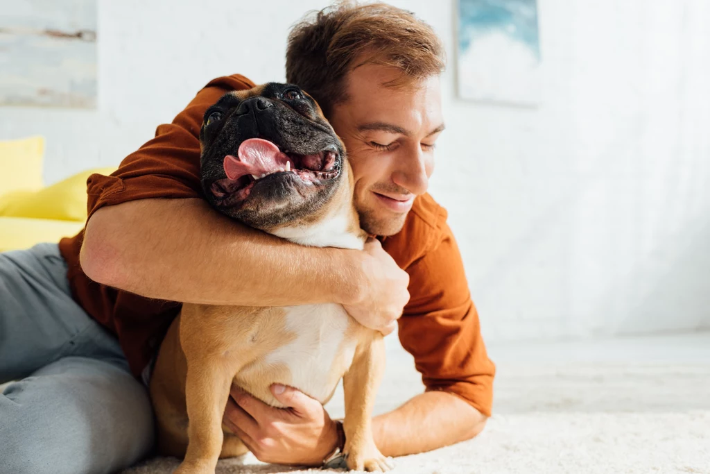 Przytulanie psów może być dla nich stresujące. Tak samo jak kontakt z człowiekiem, który spożywał alkohol 