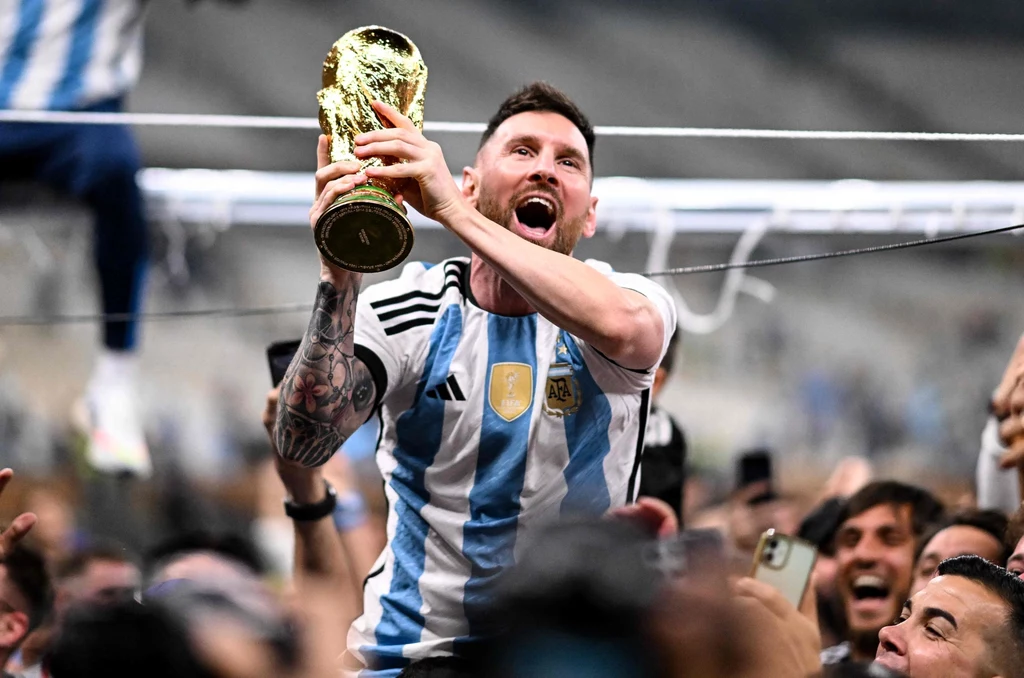 Lionel Messi z pucharem za zdobycie mistrzostwa świata Lionel Messi z pucharem za zdobycie mistrzostwa świata