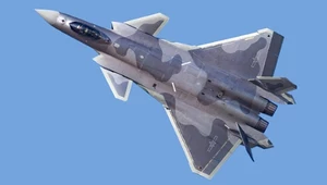 Chiński supermyśliwiec J-20 Mighty Dragon z potężnym napędem