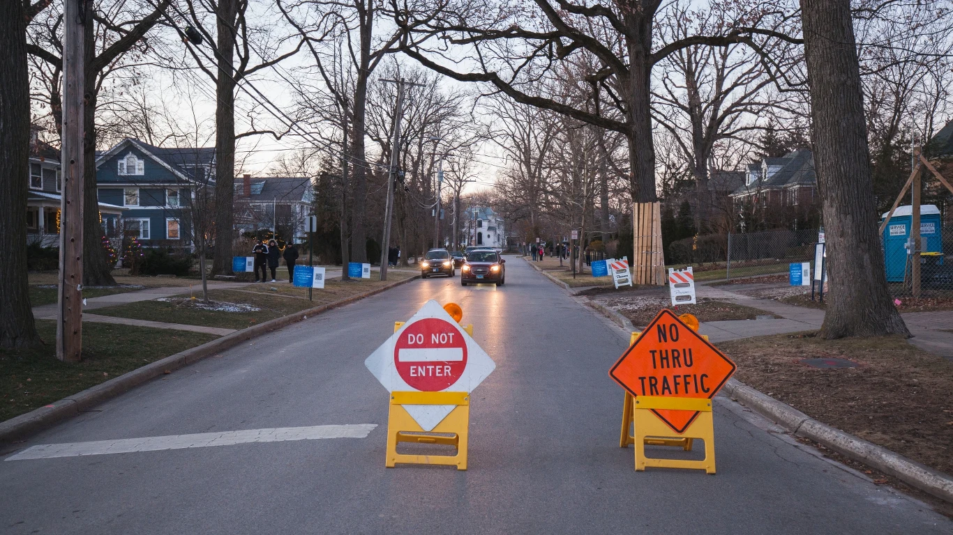 Lincoln Avenue - przy tej ulicy znajduje się dom filmowego Kevina McCallistera Lincoln Avenue - przy tej ulicy znajduje się dom filmowego Kevina McCallistera