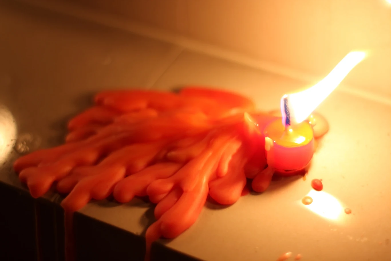 Rozlany wosk na obrusie wcale nie jest trudny do usunięcia Rozlany wosk na obrusie wcale nie jest trudny do usunięcia