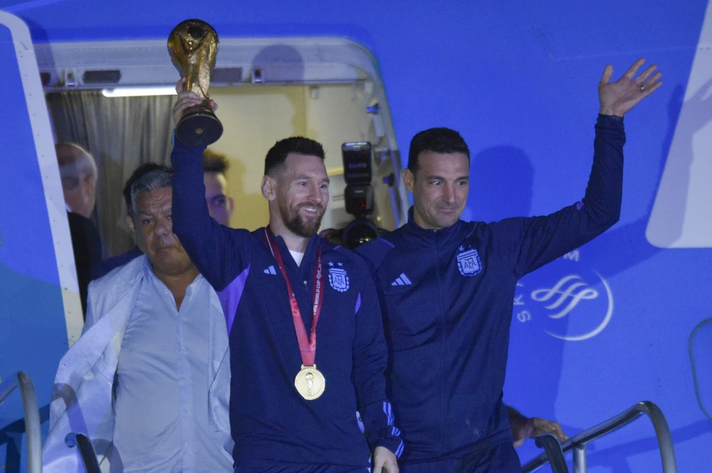 Leo Messi i Lionel Scaloni pozują z pucharem Leo Messi i Lionel Scaloni pozują z pucharem