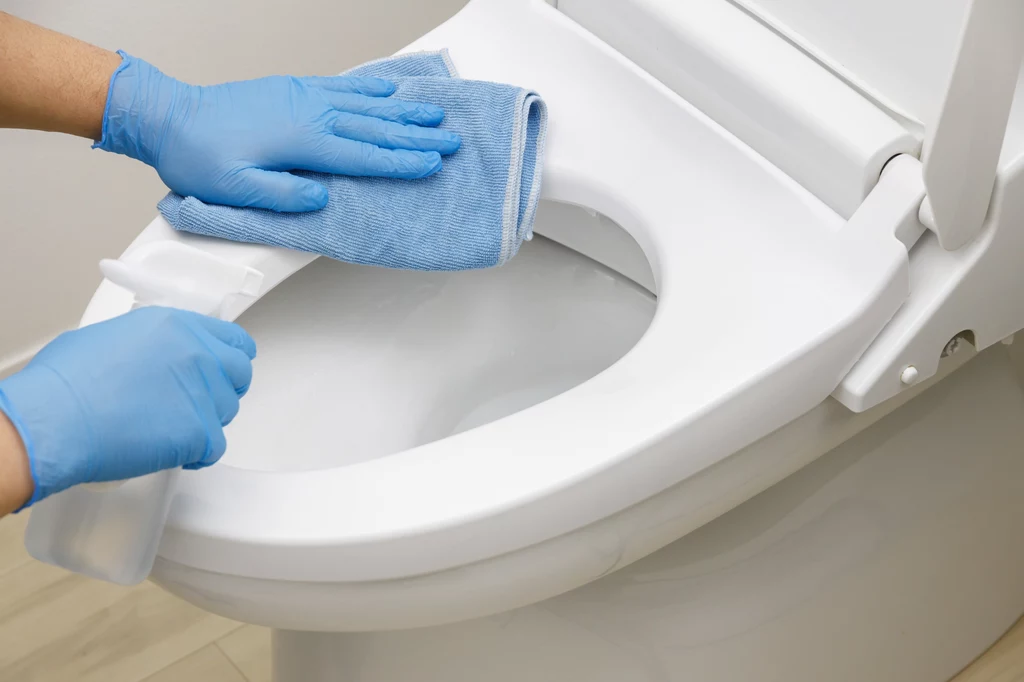 Nigdy nie zapominaj o zakładaniu rękawiczek podczas mycia ubikacji