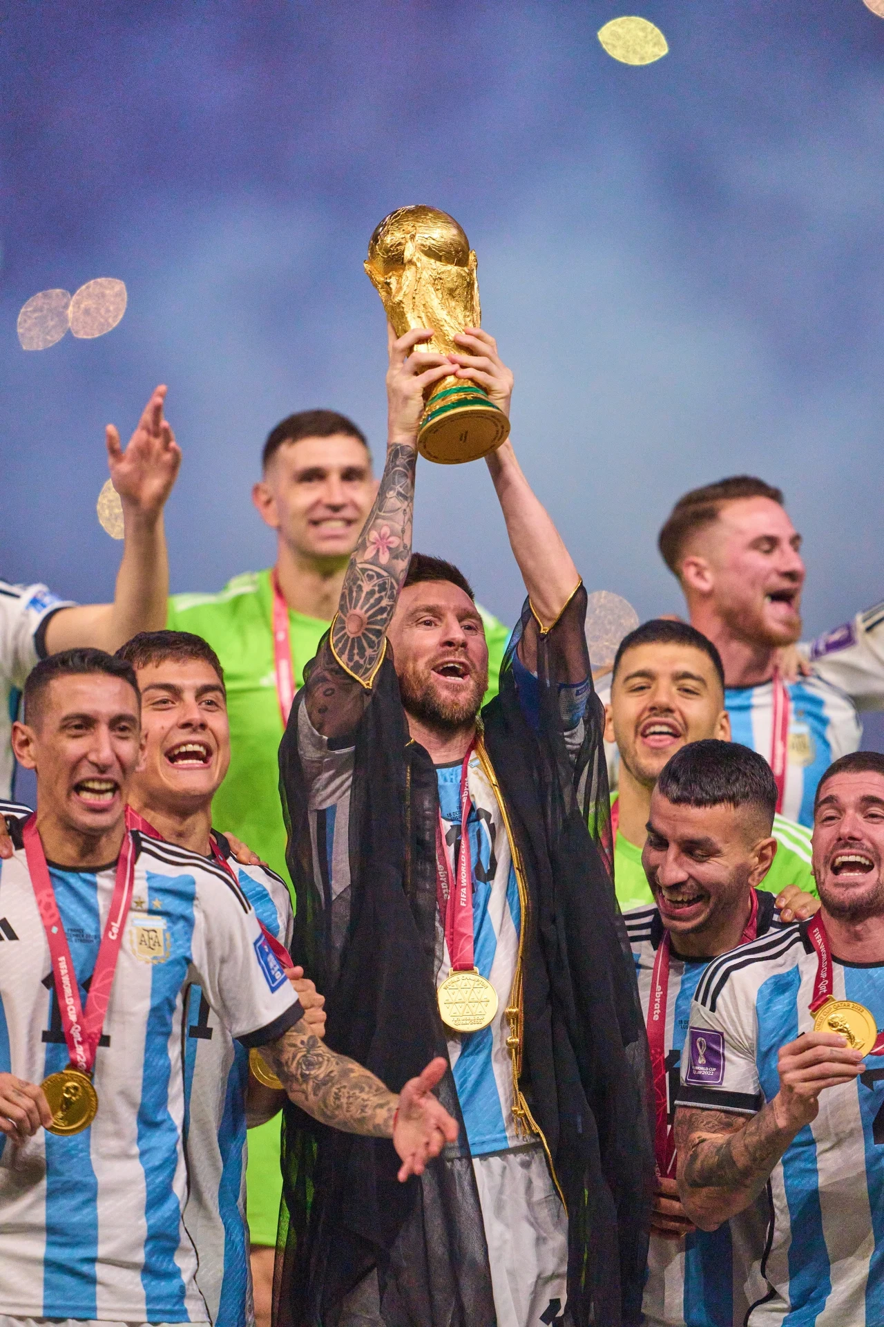 Leo Messi z pucharem mistrzostw świata 2022 Leo Messi z pucharem mistrzostw świata 2022