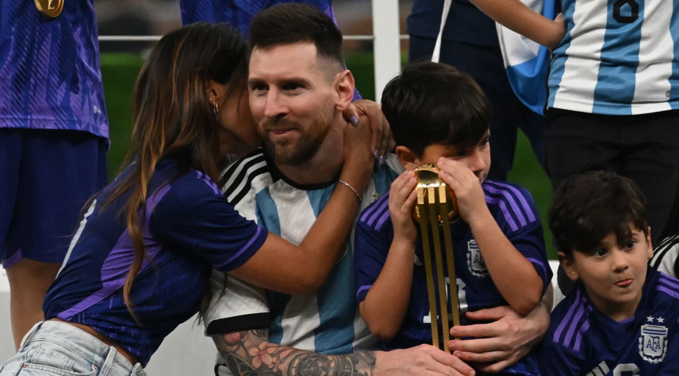 Antonella Roccuzzo i Leo Messi z synami Antonella Roccuzzo i Leo Messi z synami