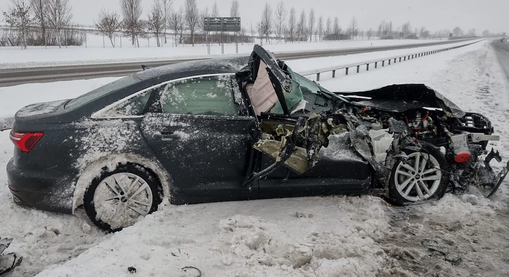 Kierowca Audi stracił panowanie nad samochodem i zderzył się z wyprzedzaną ciężarówką