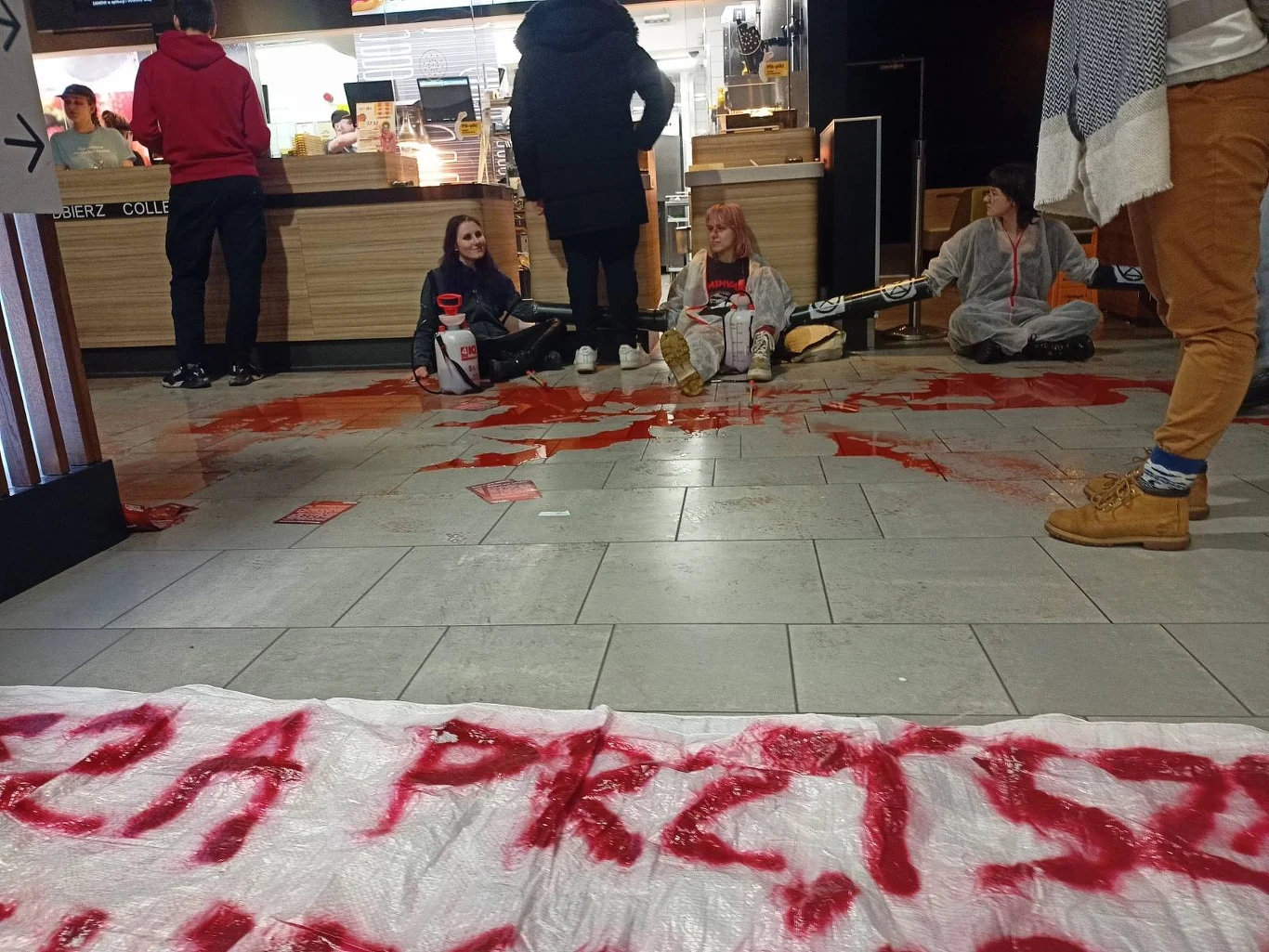 Aktywiści i aktywistki żądali wycofania mięsa z gastronomii do 2030 roku.