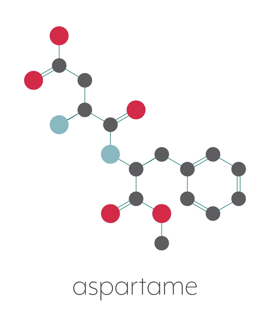 Aspartam jest związkiem chemicznym należącym do grupy estrów peptydowych. W ludzkim organizmie podczas trawienia rozkłada się na dwa podstawowe aminokwasy naturalne: kwas asparginowy oraz fenyloalaninę