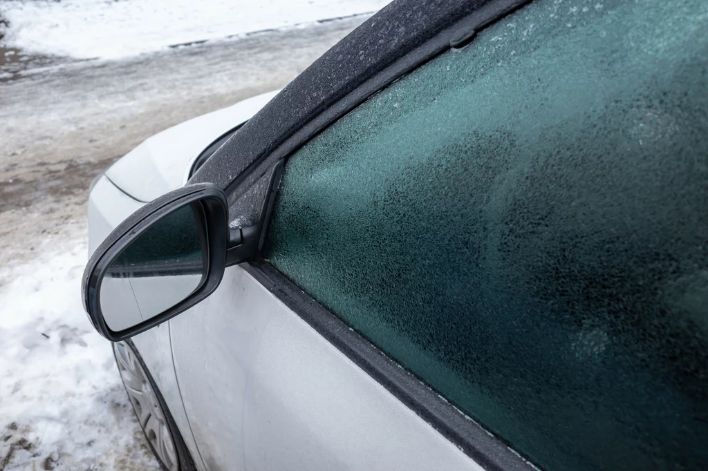 Podczas gołoledzi, czy lodowicy auta mogą być także skute lodem 