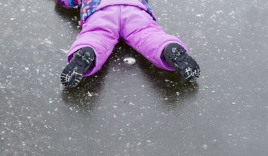 Proste triki, aby twoje buty nie ślizgały się na lodzie!