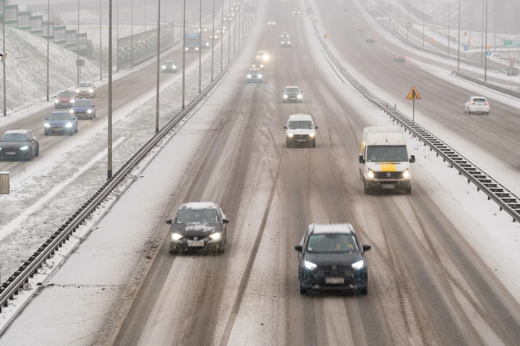 Jakich świateł powinno się używać, gdy pada śnieg?